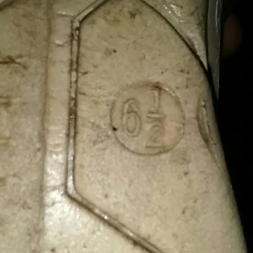 Shoe's - Picture 3 of 3